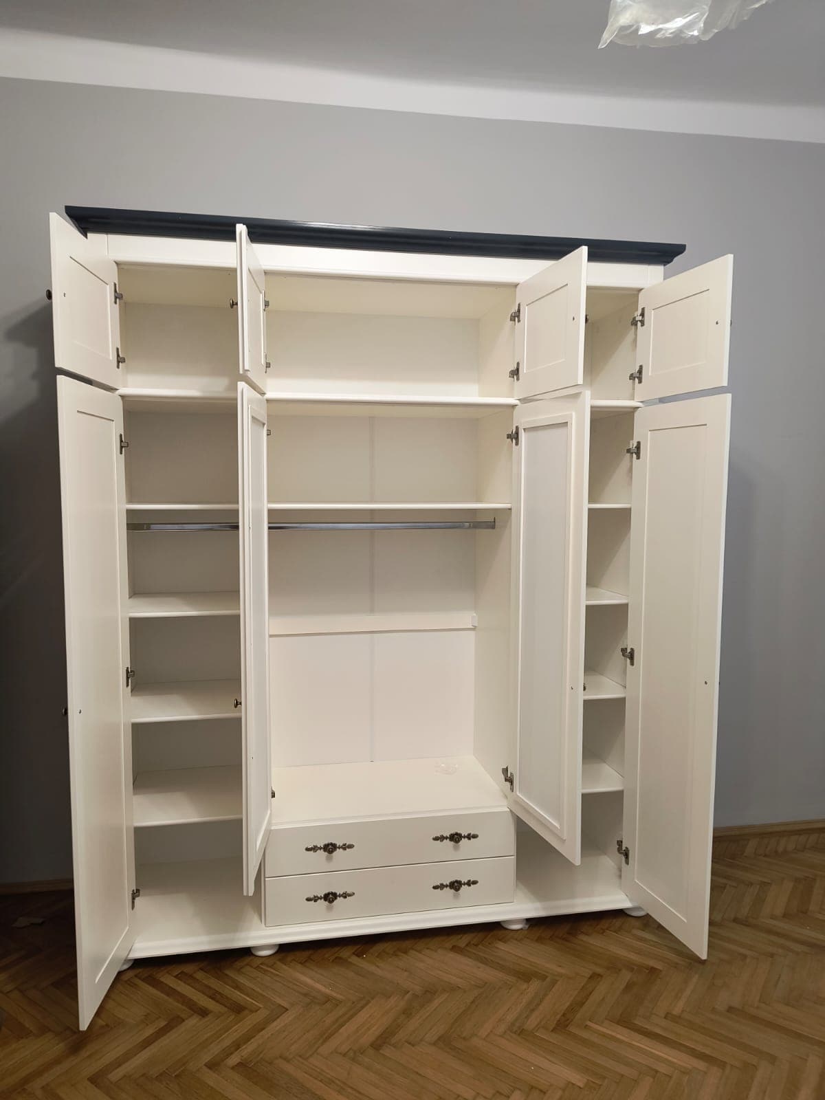 Szafa z litego drewna „Skagen” z 4 drzwiami, 2 szufladami i nadstawką