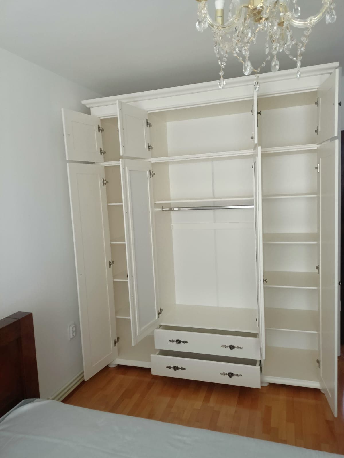 Szafa z litego drewna Skagen w kolorze łososiowym, 4 drzwi, 2 szuflady