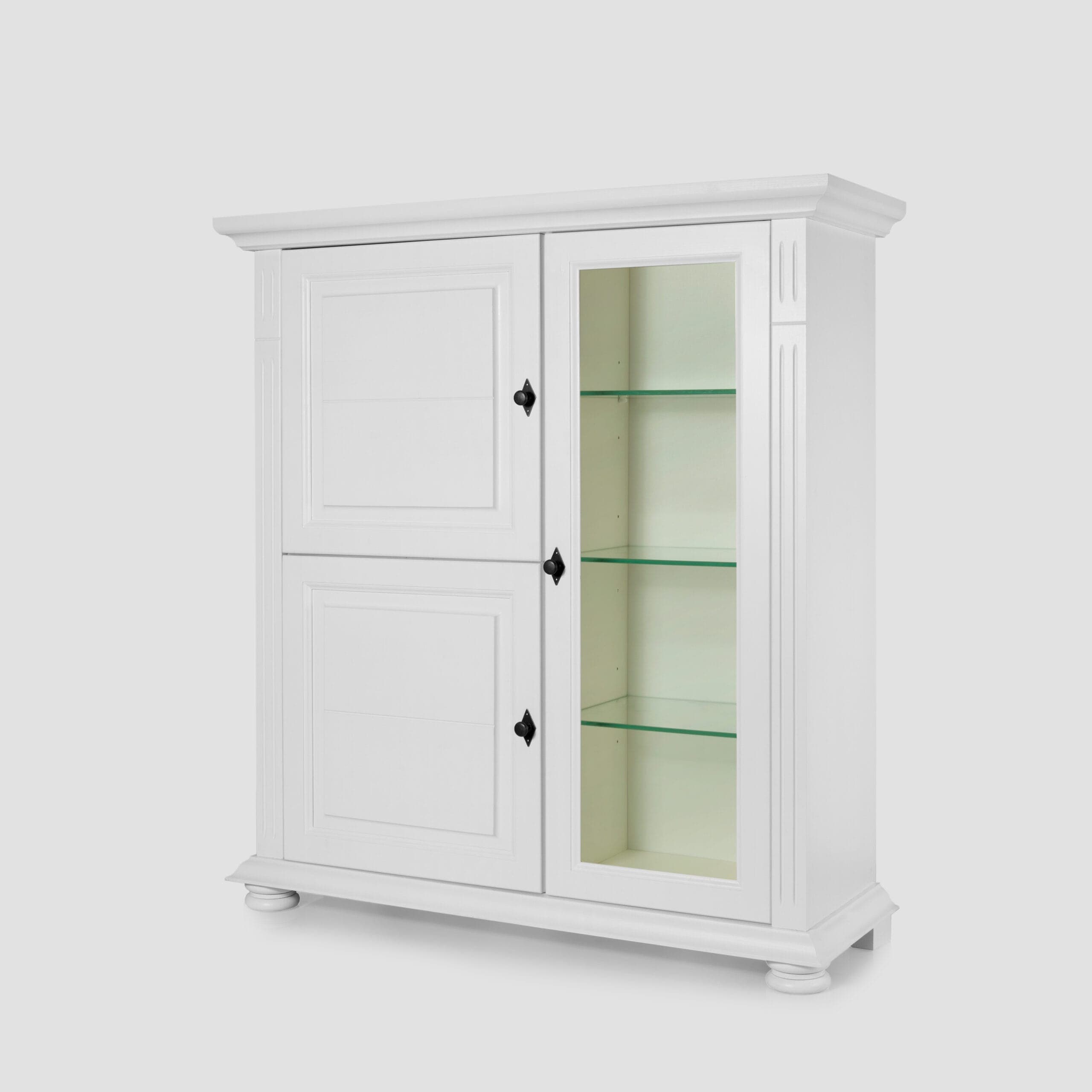 Komoda „Skagen” z witryną, wykonana z litego drewna i szklanych półek