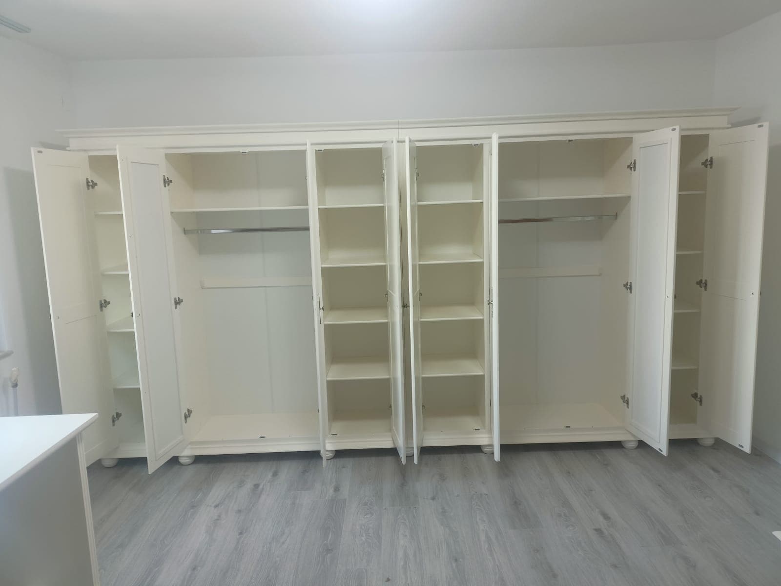 Szafa z litego drewna „Nordby” z 8 drzwiami i lustrem