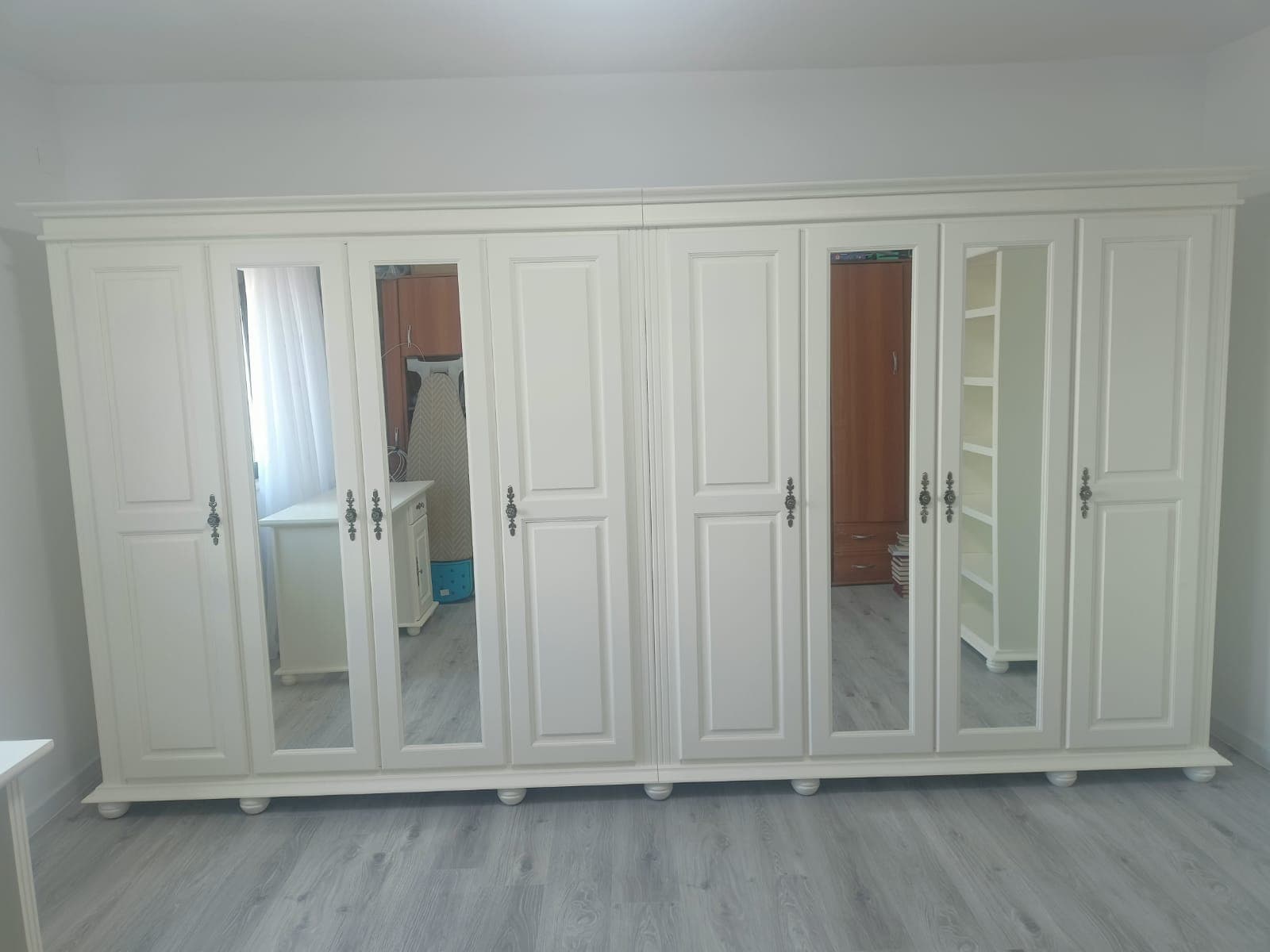 Szafa z litego drewna „Nordby” z 8 drzwiami i lustrem