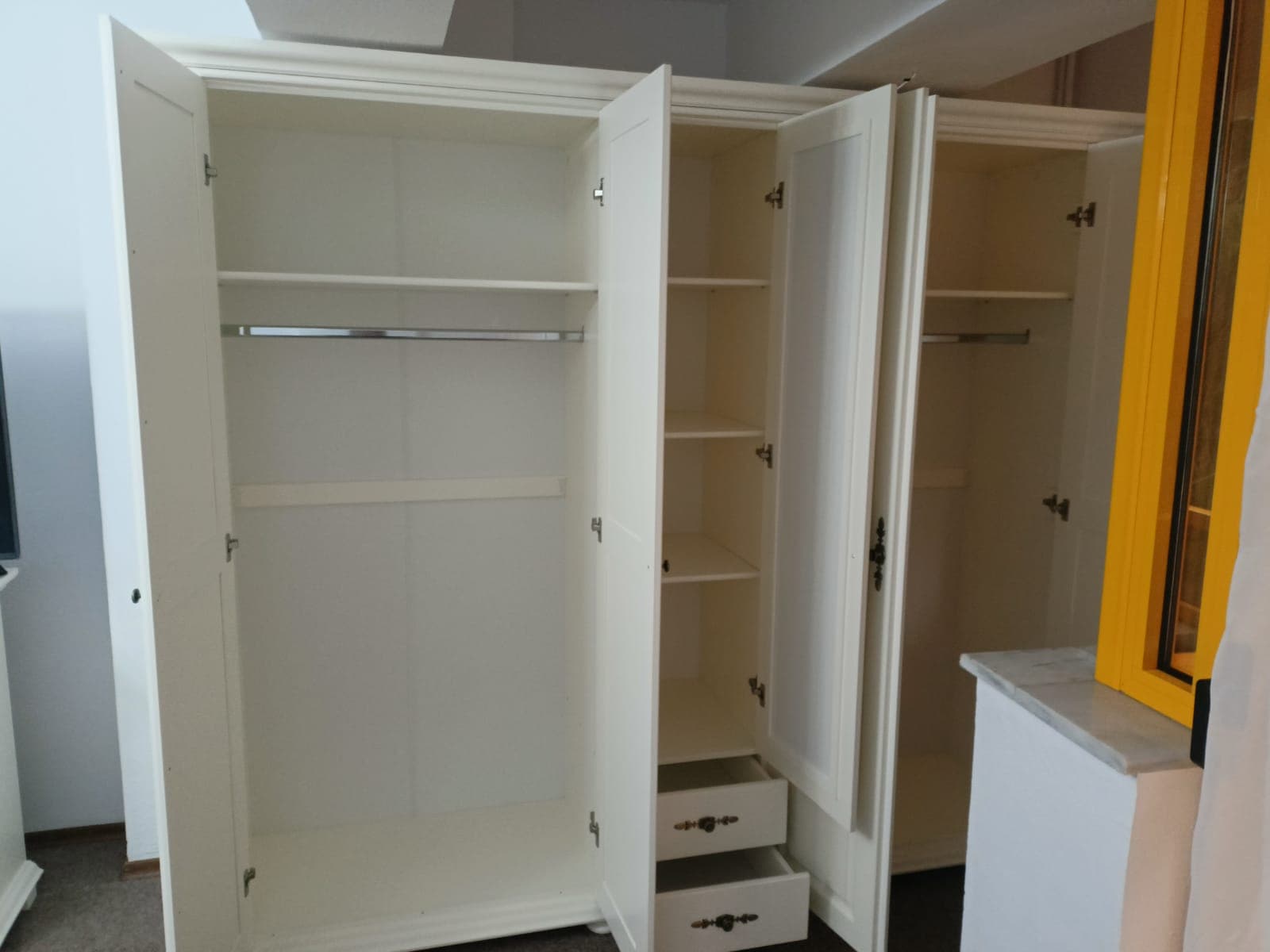 Szafa z litego drewna „Skagen” z 5 drzwiami, 242 cm