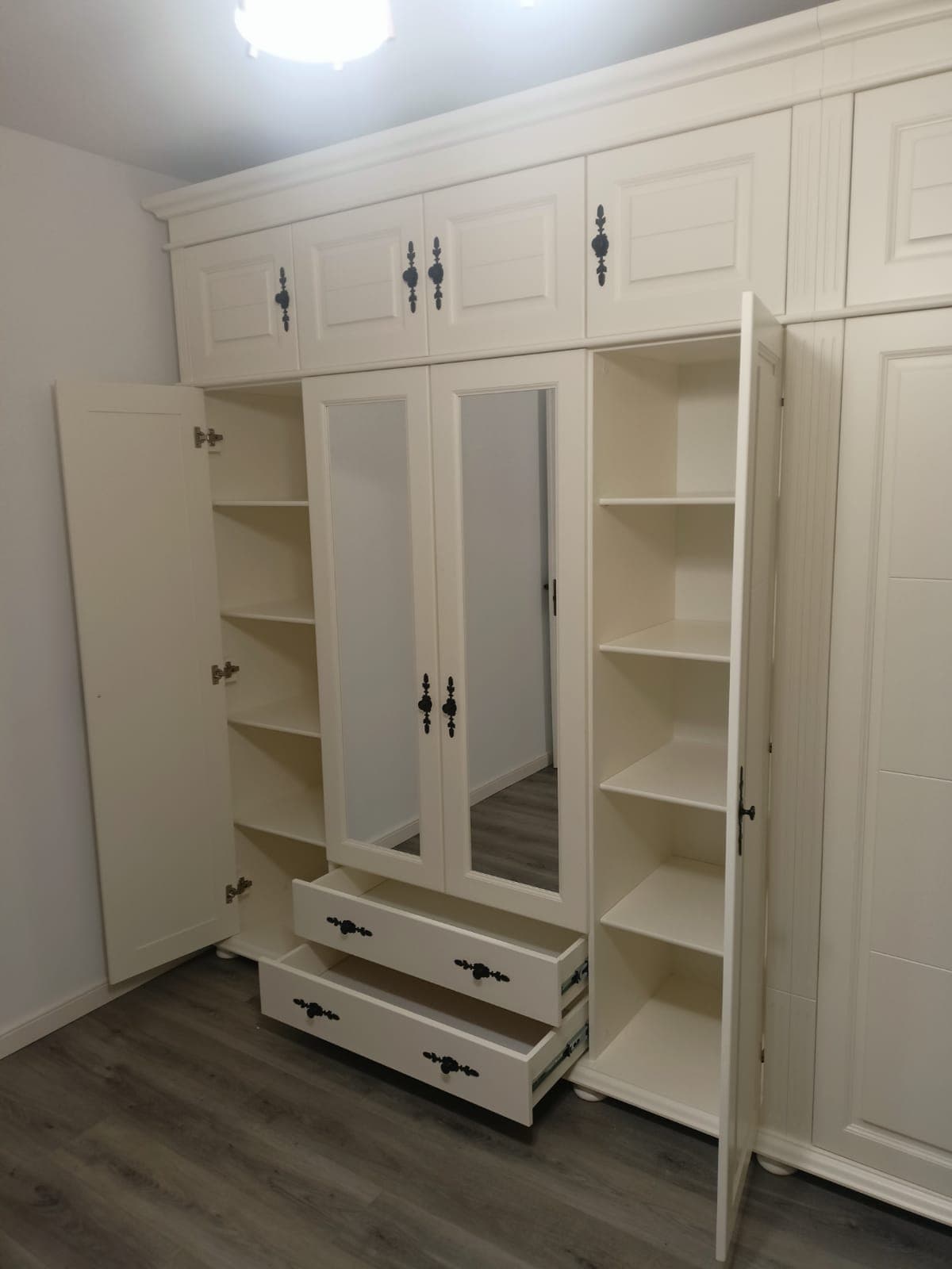 Szafa z litego drewna „Skagen”, 8-drzwiowa z 4 szufladami